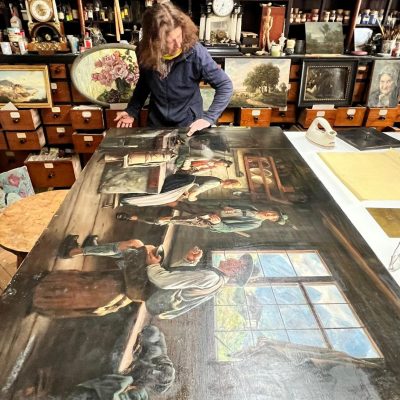 Restauratorin B. Bühler-Schmid bei der Arbeit